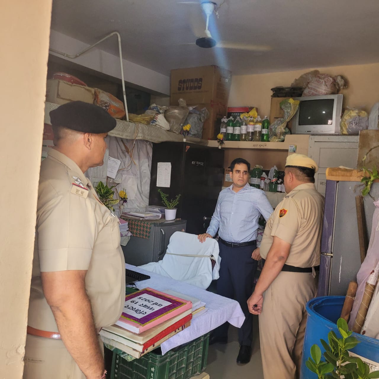 Superintendent of Police Hansi Amit Yashvardhan did a surprise inspection of Narnaund Police Station.